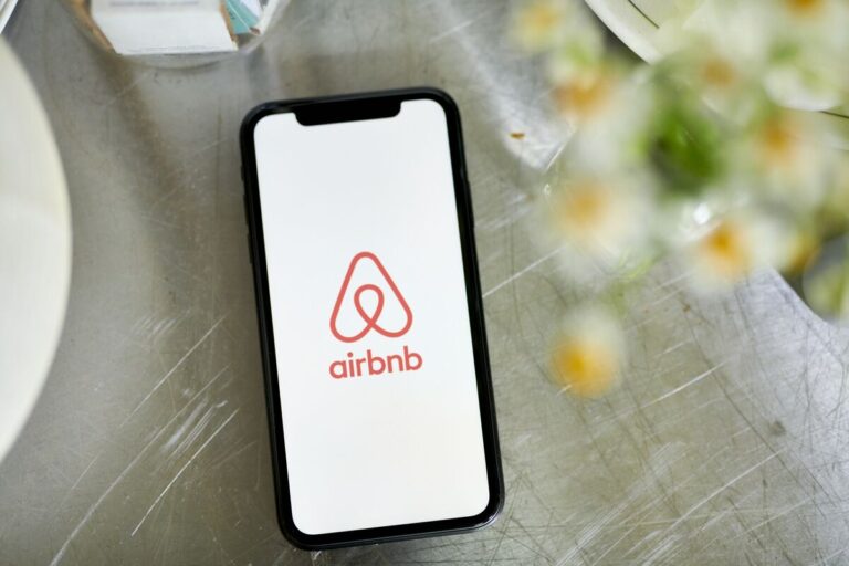 Airbnb Beats Q2 Estimates and Lifts 2026 Revenue Forecast on Strong Demand