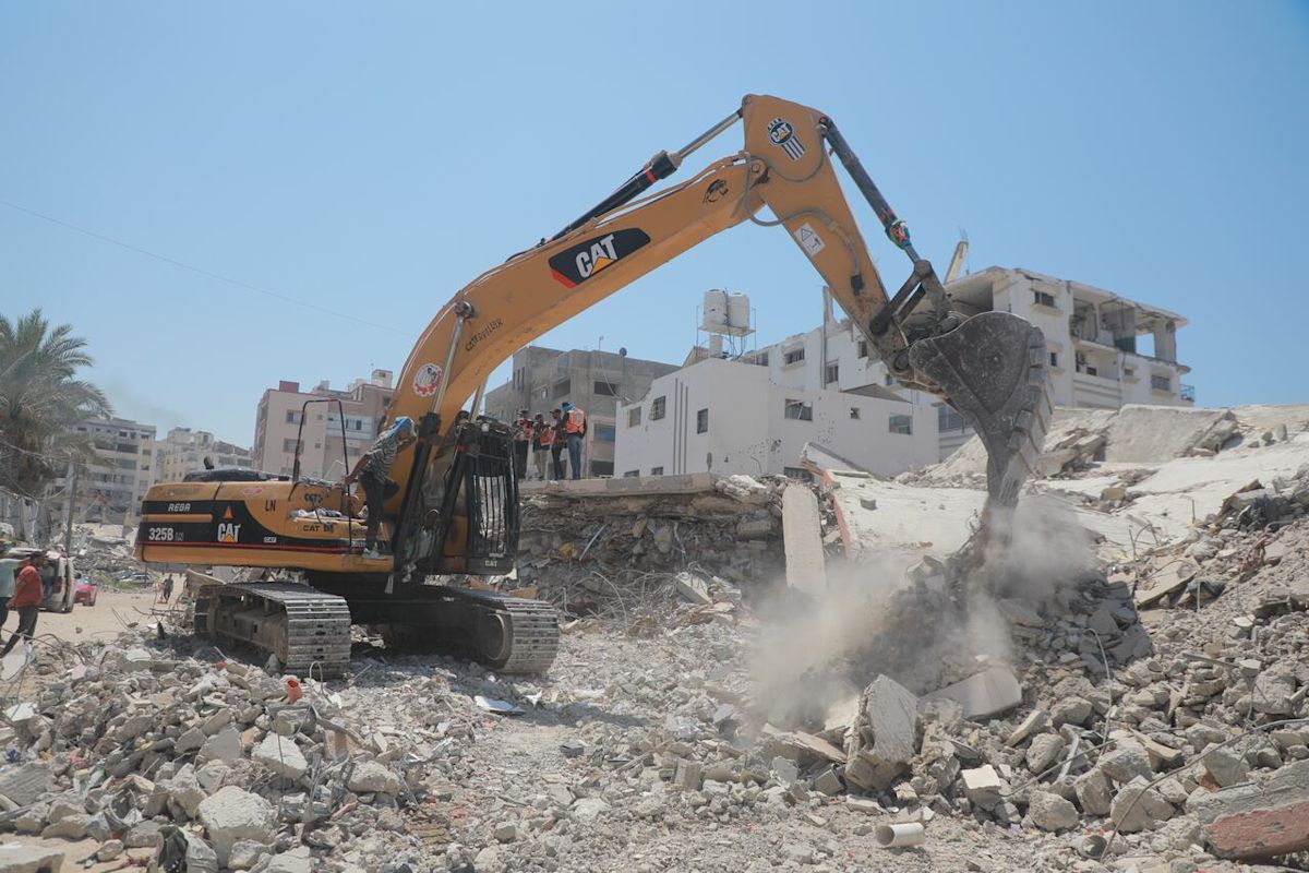Gaza Residents Dig by Hand as Heavy Machinery Scarcity Hinders Body Recovery