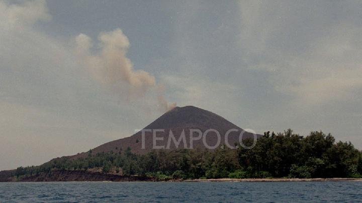 Eight People Missing in Sunda Strait During Mount Anak Krakatau Mission