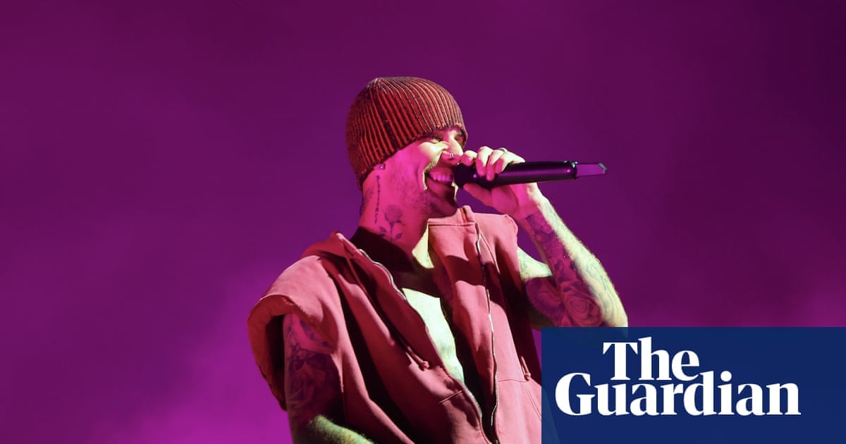 Justin Bieber Performs Surprise Acoustic Set at MacArthur Park