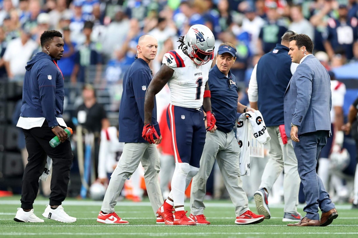 Patriots WR A.J. Brown Suffers Ankle Injury Against Seahawks
