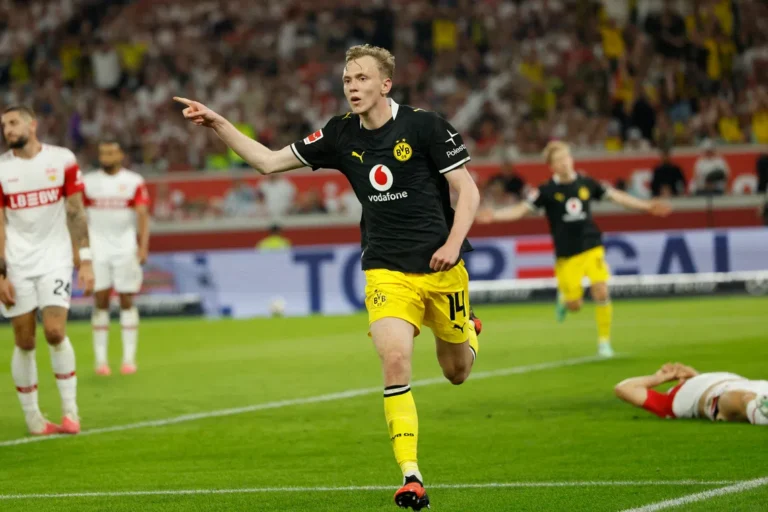 Borussia Dortmund Beat VfB Stuttgart to Claim Bundesliga Summit