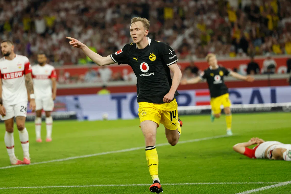 Borussia Dortmund Beat VfB Stuttgart to Claim Bundesliga Summit