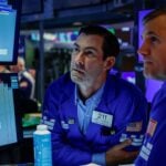 US Stocks Hover Near Flatline as Trump Announces Energy Ceasefire