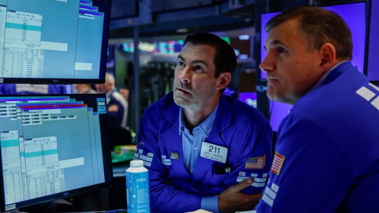 US Stocks Hover Near Flatline as Trump Announces Energy Ceasefire