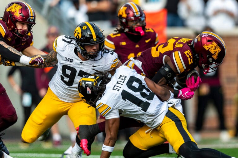 Minnesota Gophers take down No. 15 Iowa 13-10 on Drzewiecki's game-winning field goal