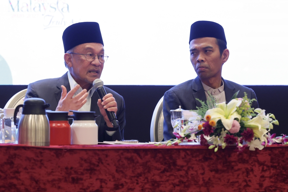 Anwar Ibrahim Criticizes Labeling Fellow Muslims as Hypocrites