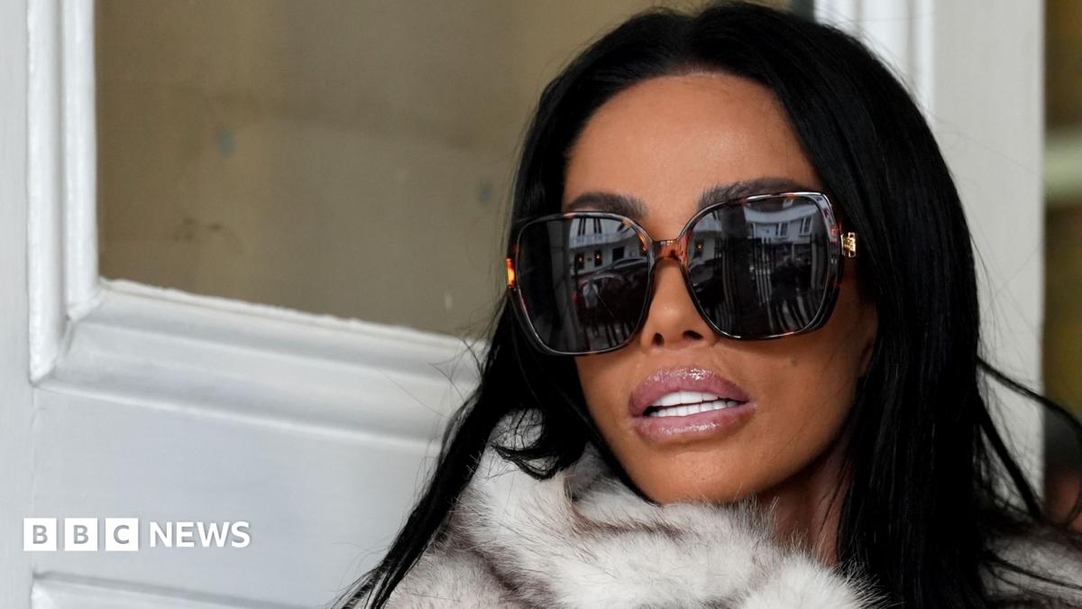 A close up of Katie Price arriving at Lewes Crown Court, she is wearing large dark sunglasses and looking over her shoulder