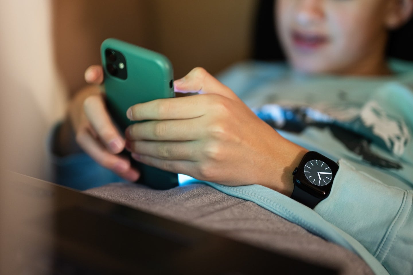 Study Links Early Smartphone Use to Eating Disorders in Teens