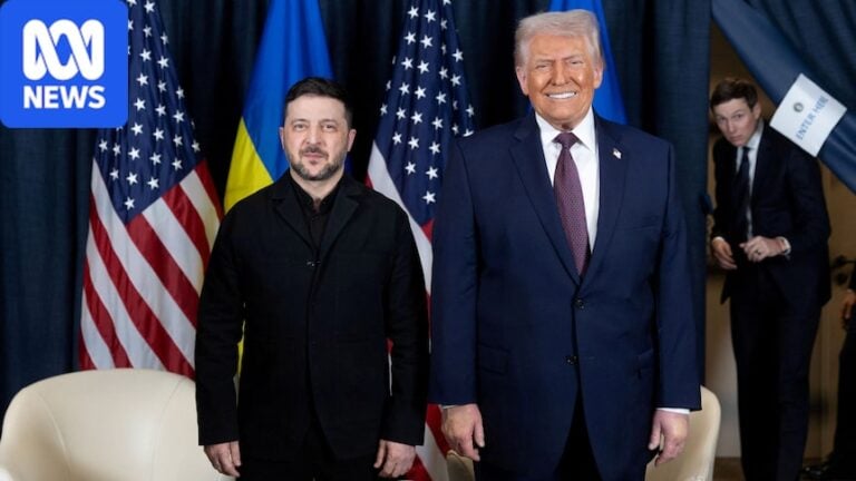 Two politicans pose for a photograph