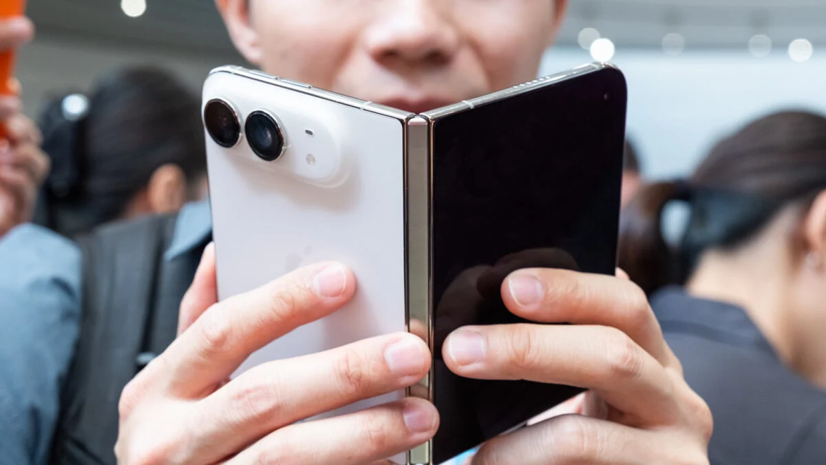 iPhone Duo Suffers Screen Failures After Launch