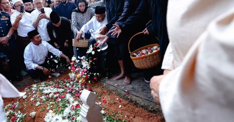 File complaints on grieving Dr M pics to media council, says Fahmi