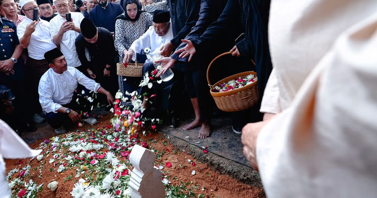 File complaints on grieving Dr M pics to media council, says Fahmi